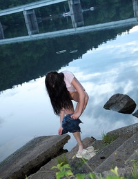 Daring teen beauty likes showing her naked body outdoors